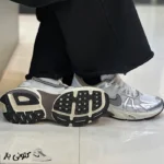 کتونی زنانه نایک V2krun سفید نقره ای - تصویر 4