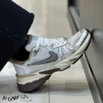 کتونی زنانه نایک V2krun سفید نقره ای - تصویر 3