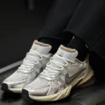 کتونی زنانه نایک V2krun سفید نقره ای - تصویر 2