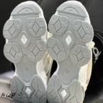 کتونی زنانه نیوبالانس ۹۰۶۰ کرم طوسی سایز ۳۷ تا ۴۰