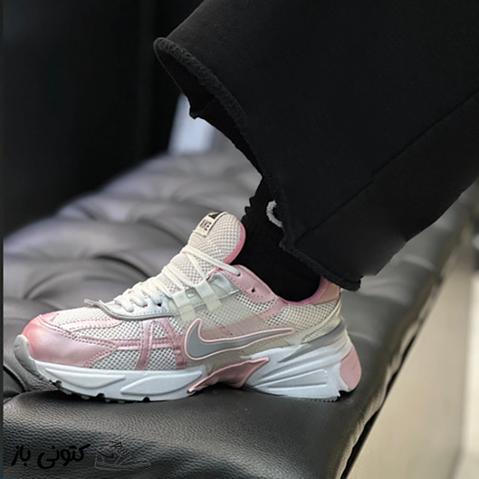 کتونی زنانه نایک V2krun سفید صورتی کتونی زنانه نایک V2krun سفید صورتی - تصویر 1