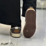 کتونی زنانه نایک جردن ۱ سفید قهوه ای - تصویر 3