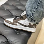 کتونی مردانه نایک ترویس طرحدار سفید قهوه ای - تصویر 2