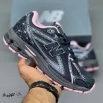 کتونی خارجی زنانه نیوبالانس ۱۹۰۶R سرمه‌ای صورتی New Balance 1906R Pink Taffy