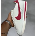 کتونی خارجی زنانه نایک کورتز ولنتاین سفید قرمز Nike Cortez SE Valentine’s Day FZ5167-133 - تصویر 4