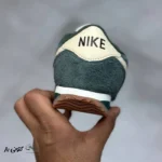 کتونی خارجی زنانه نایک کورتز سبز تیره کرم Nike Cortez Vintage Green Gum FJ2530-301 - تصویر 4