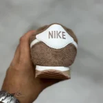کتونی خارجی زنانه نایک کورتز قهوه‌ای سفید Nike Cortez Vintage Medium Curry FJ2530-200 - تصویر 4