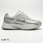 کتونی خارجی یونیسکس نایک اینیشیتور سفید خاکستری قهوه‌ای Nike Initiator Phantom Light Bone Sail Brown IB4339-001