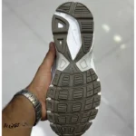 کتونی خارجی یونیسکس نایک اینیشیتور سفید خاکستری قهوه‌ای Nike Initiator Phantom Light Bone Sail Brown IB4339-001 - تصویر 5