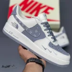 کتونی خارجی مردانه نایک ایرفورس وان نورث فیس طوسی سفید استخوانی Nike Air Force 1 The North Face Sail Grey - تصویر 3